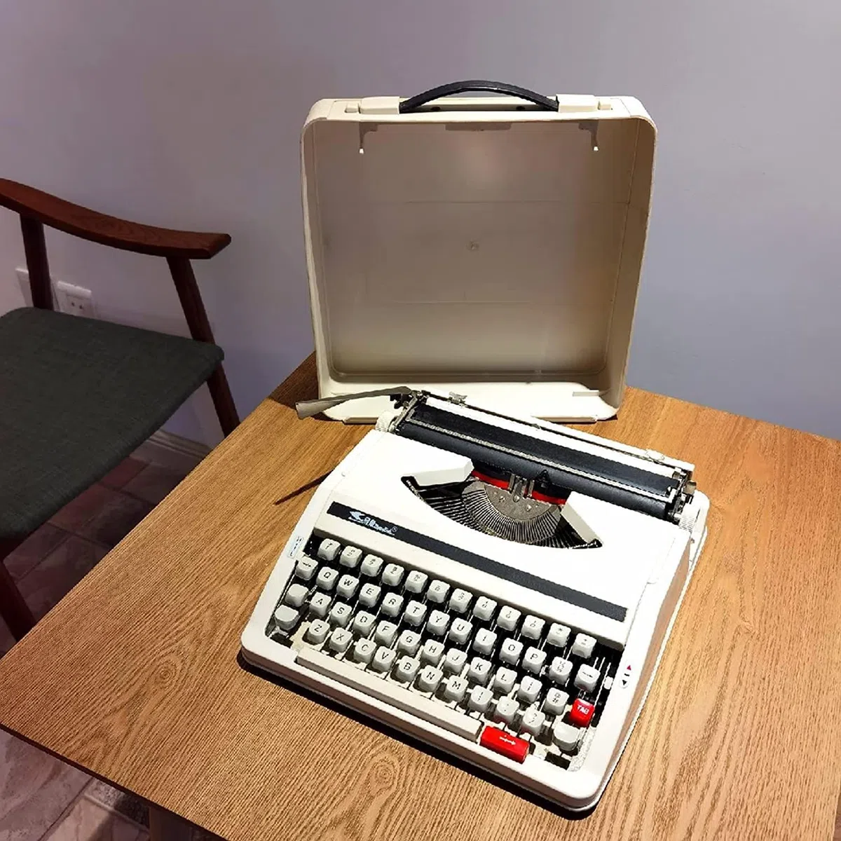 Mechanische englische Schreibmaschine,Elektrische Schreibmaschine mit Korrektur,für Notizen oder Briefe oder kreatives Schreiben, literarisches Geschenk des Schriftstellers,White