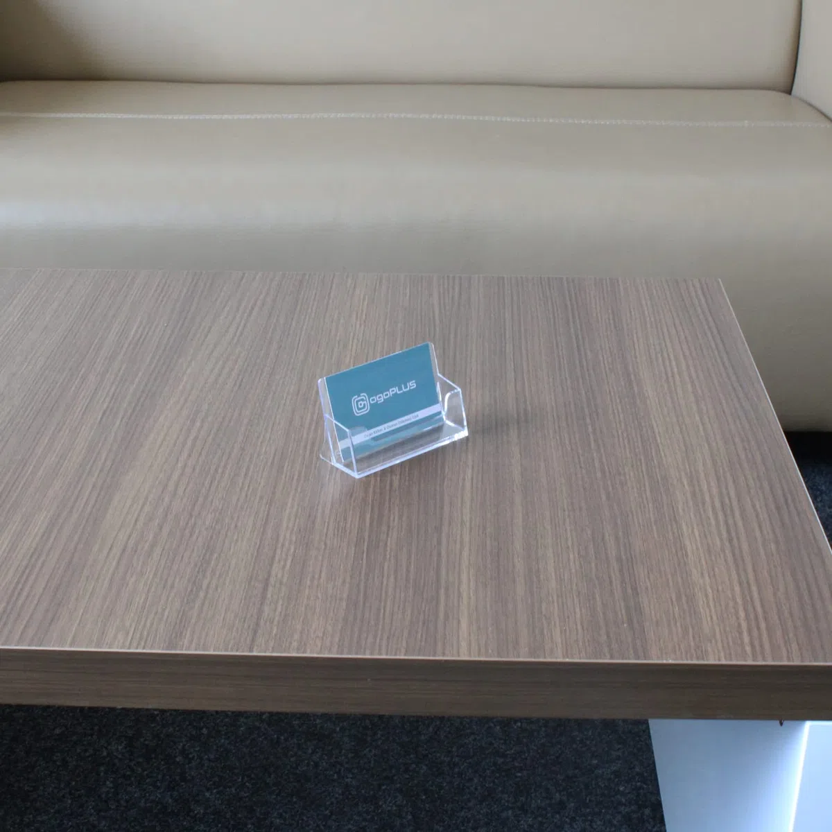 Visitenkartenständer Querformat transparent aus Polystyrol – stabiler Visitenkartenhalter für Theke, Büro, Empfang und Kassenbereich – ideal zur Präsentation von Visitenkarten