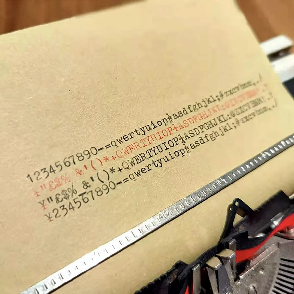 Traditionelle tragbare manuelle Schreibmaschine, mechanische englische Schreibmaschine, mit Koffer zum Tragen, zum Aufzeichnen von Notizen, Briefen, Memoiren