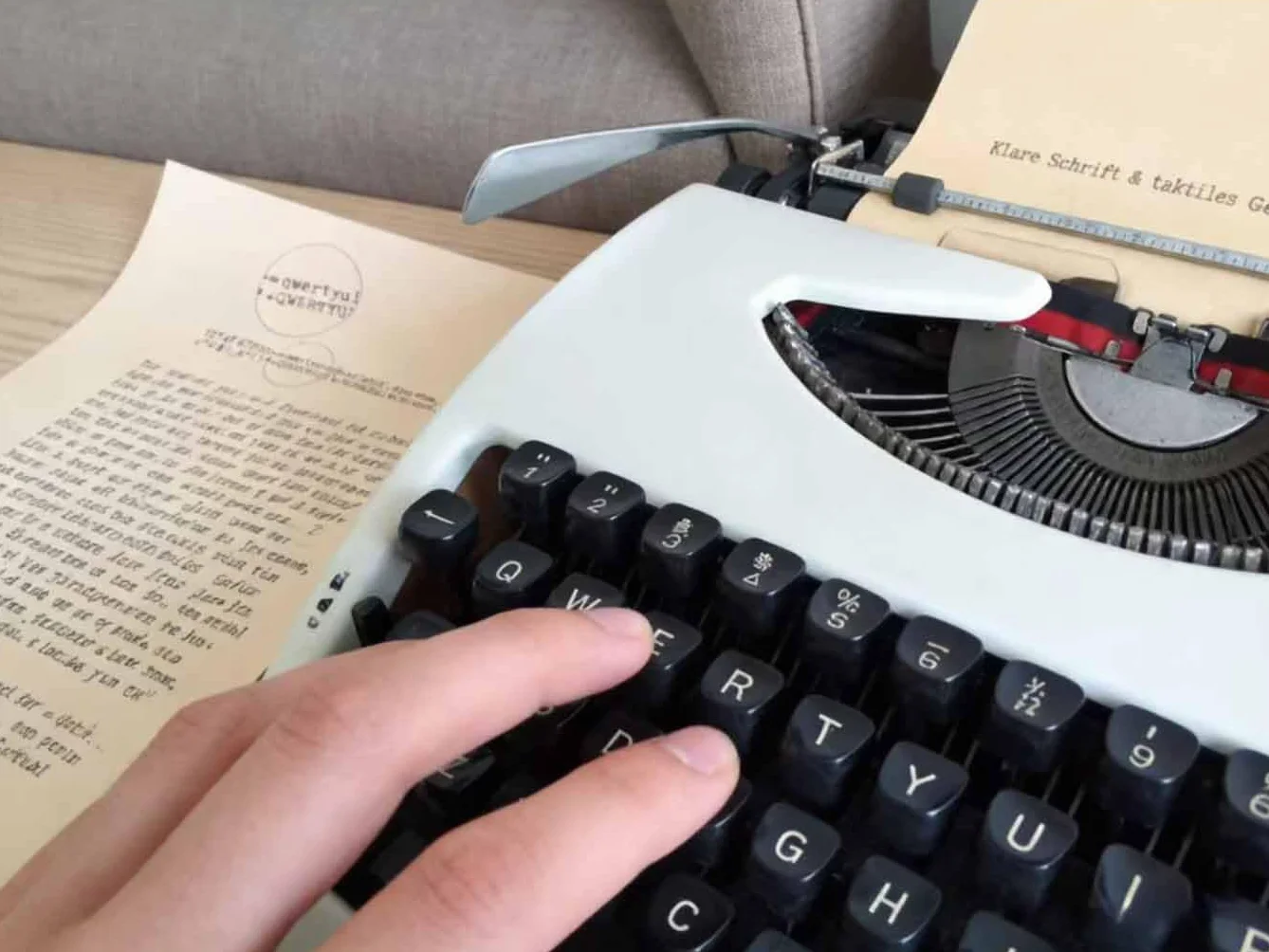 Traditionelle tragbare manuelle Schreibmaschine, Vintage, Klassische Retro-alte Schreibmaschine für Schriftsteller, nostalgische, langlebige Schreibmaschine, Klassische Textverarbeitung
